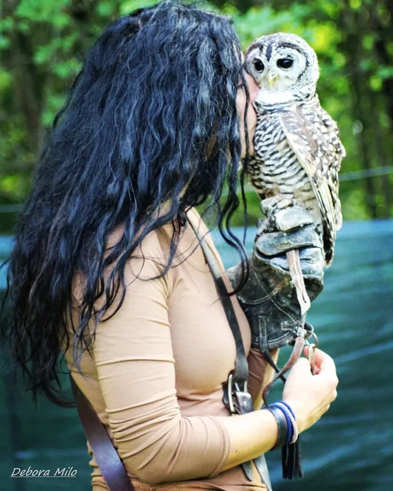 Cinzia con Minù sul guanto, fotografia firmata Debora Milo